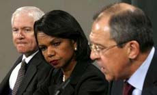 Ngoại trưởng Mỹ Condoleezza Rice, người đồng nhiệm Nga Sergei Lavrov 
và Bộ trưởng Quốc phòng Mỹ Robert Gates
